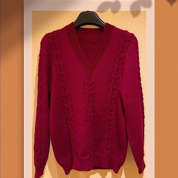 Hand-knit cable-knit wool V-Neck sweater - Picture 10 of 10